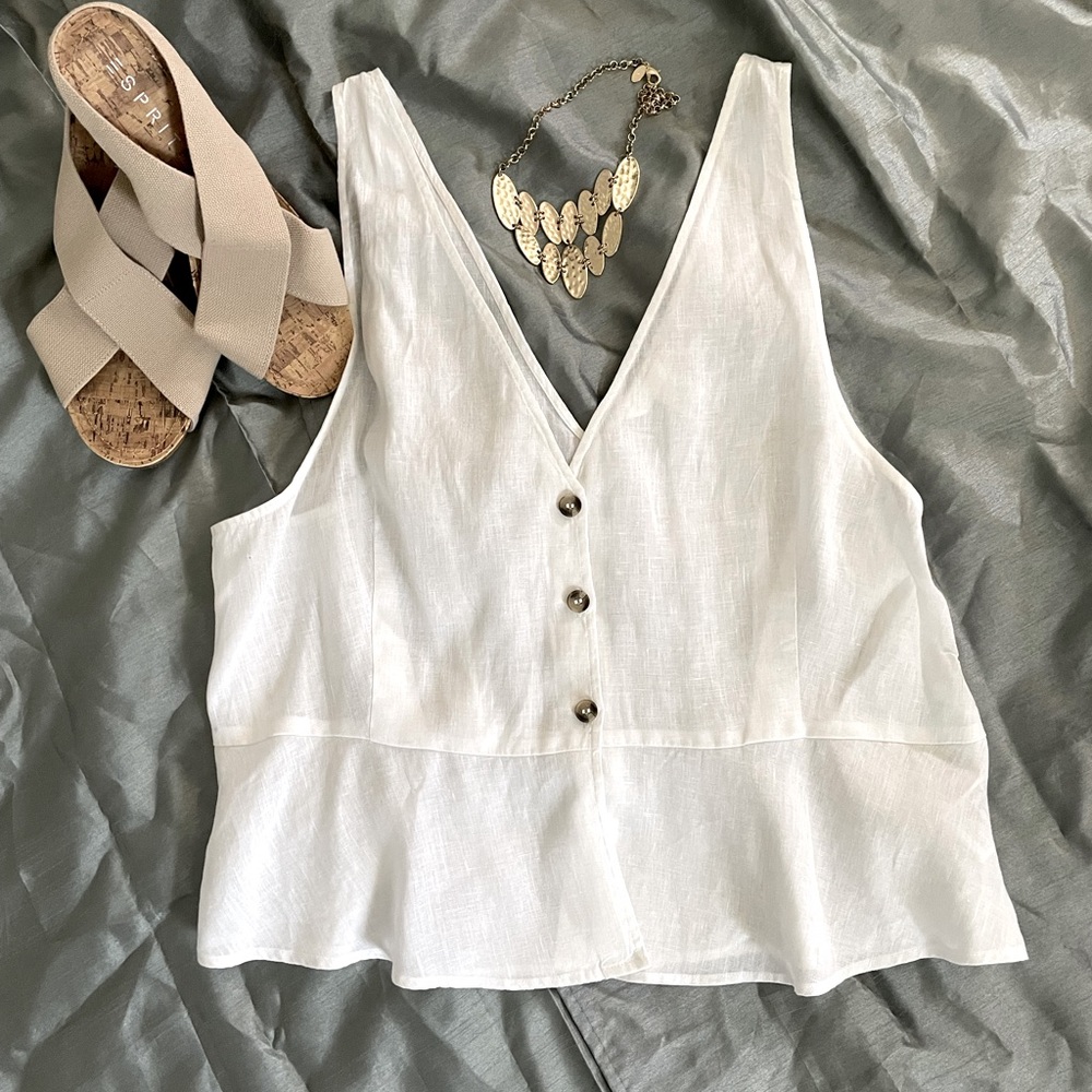 NWOT Sleeveless linen white peplum tank/cami. Classic!